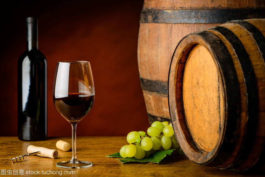 赤霞珠葡萄酒玻璃和瓶子